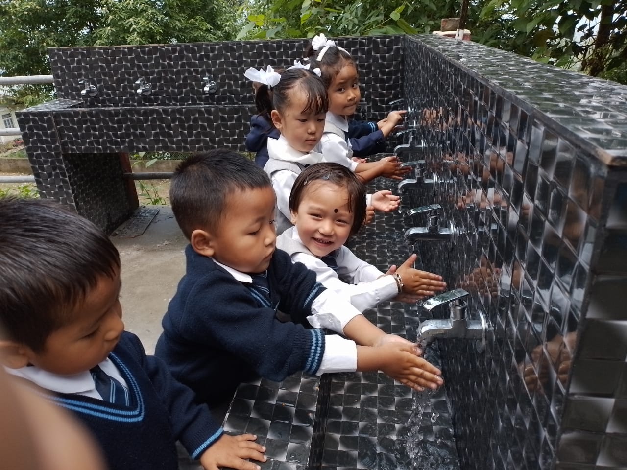 Una cisterna d’acqua per il villaggio e la scuola di Sittong